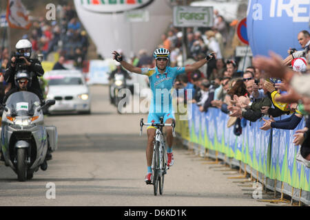 Sega di Ala, Italien. 19. April 2013.  Italienische Vincenzo Nibali Pro Team Astana konkurriert am Ziel der vierten Etappe von 166,8 km Straße-Radrundfahrt "Giro del Trentino" im Sega di Ala. Stockfoto