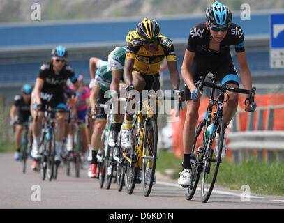 Sega di Ala, Italien. 19. April 2013. Das Hauptfeld führen durch Sky Procycling Team Fahrt während der vierten Etappe von 166,8 km Straße-Radrundfahrt "Giro del Trentino" in Sega di Ala. Stockfoto