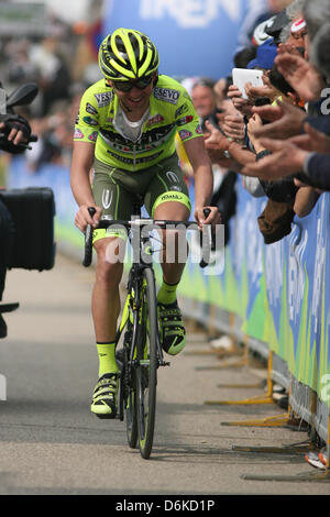 Sega di Ala, Italien. 19. April 2013.  Italienische Mauro Santambrogio von Vini Fantini konkurriert am Ziel der vierten Etappe von 166,8 km Straße-Radrundfahrt "Giro del Trentino" im Sega di Ala. Stockfoto