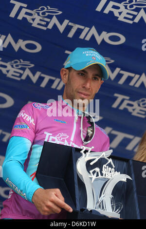 Sega di Ala, Italien. 19. April 2013. Vincenzo Nibali (ITA) Astana Pro Team mit seinen Rosa Trikot auf dem Podium nach der vierten Etappe von 166,8 km Straße-Radrundfahrt "Giro del Trentino" im Sega di Ala. Stockfoto