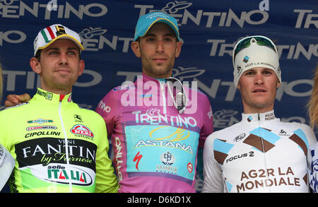 Sega di Ala, Italien. 19. April 2013. Abschließenden Podium Kindergartenplätze mit von links, Mauro Santambrogio, Vincenzo Nibali, Maxime Bouet nach der vierten Etappe von 166,8 km Straße-Radrundfahrt "Giro del Trentino" im Sega di Ala. Stockfoto