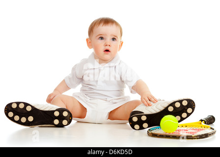 entzückenden Kind Boden und spielen mit Tennisschläger und Ball auf weißem Hintergrund Stockfoto