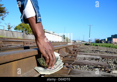 Dollar Rechnungen von der Seite von einem Gleis abgeholt Stockfoto