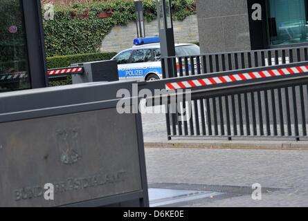 Berlin, Deutschland. 19. April 2013. Ein Polizeiauto parkt auf dem Gelände des Amtes des Bundespräsidenten im Schloss Bellevue in Berlin, Deutschland, 19. April 2013. Ein verdächtiger Brief entdeckt im Büro der deutsche Staatspräsident und weitergeben zur Detonation gebracht, in den Gärten des Palastes. Foto: PAUL ZINKEN/Dpa/Alamy Live News Stockfoto