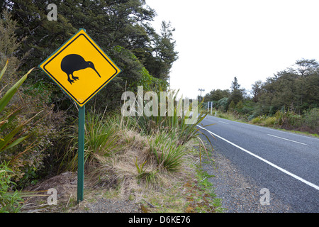 Kiwi-Zeichen in der Nähe der Straße, Northern Island, Neuseeland Stockfoto