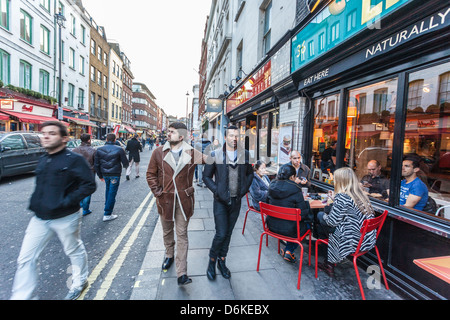 Old Compton Street Szene, Soho, London, England, UK Stockfoto