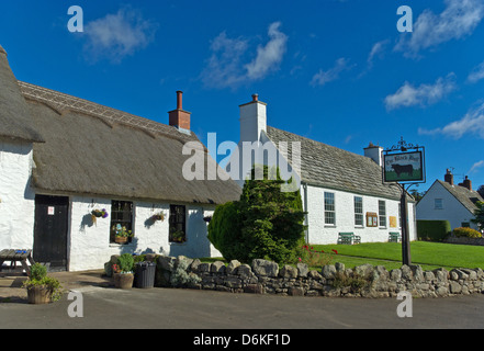 Ein Blick auf die Black Bull Pub im Dorf Etal, der Dorfhalle im Hintergrund. Stockfoto