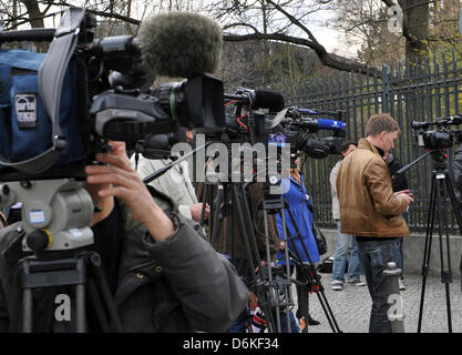 Berlin, Deutschland. 19. April 2013. Journalisten warten vor dem Haupteingang des Schloss Bellevue in Berlin, Deutschland, 19. April 2013. Ein verdächtiger Brief entdeckt im Büro der deutsche Staatspräsident und weitergeben zur Detonation gebracht, in den Gärten des Palastes. Foto: PAUL ZINKEN/Dpa/Alamy Live News Stockfoto