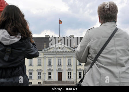 Berlin, Deutschland. 19. April 2013. Touristen stehen vor Schloss Bellevue in Berlin, Deutschland, 19. April 2013. Ein verdächtiger Brief entdeckt im Büro der deutsche Staatspräsident und weitergeben zur Detonation gebracht, in den Gärten des Palastes. Foto: PAUL ZINKEN/Dpa/Alamy Live News Stockfoto