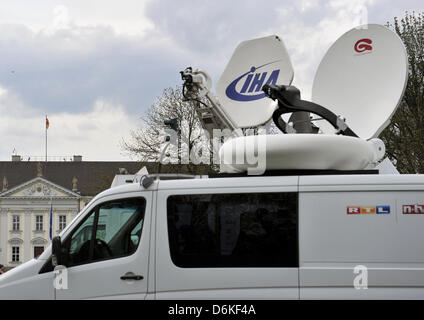 Berlin, Deutschland. 19. April 2013. Ein TV-Übertragungswagen ist vor Schloss Bellevue in Berlin, Deutschland, 19. April 2013 geparkt. Ein verdächtiger Brief entdeckt im Büro der deutsche Staatspräsident und weitergeben zur Detonation gebracht, in den Gärten des Palastes. Foto: PAUL ZINKEN/Dpa/Alamy Live News Stockfoto