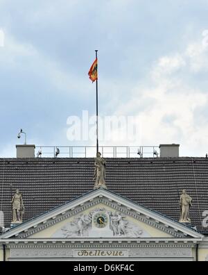 Berlin, Deutschland. 19. April 2013. Die offizielle Flagge der Bundesrepublik fliegt über Schloss Bellevue in Berlin, Deutschland, 19. April 2013. Ein verdächtiger Brief entdeckt im Büro der deutsche Staatspräsident und weitergeben zur Detonation gebracht, in den Gärten des Palastes. Foto: PAUL ZINKEN/Dpa/Alamy Live News Stockfoto