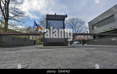 Berlin, Deutschland. 19. April 2013. Die Schranken am Eingang zum Schloss Bellevue in Berlin, Deutschland, 19. April 2013 geschlossen. Ein verdächtiger Brief entdeckt im Büro der deutsche Staatspräsident und weitergeben zur Detonation gebracht, in den Gärten des Palastes. Foto: PAUL ZINKEN/Dpa/Alamy Live News Stockfoto