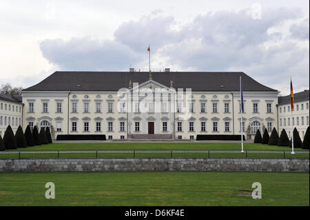 Berlin, Deutschland. 19. April 2013. Die offizielle Flagge der Bundesrepublik fliegt über Schloss Bellevue in Berlin, Deutschland, 19. April 2013. Ein verdächtiger Brief entdeckt im Büro der deutsche Staatspräsident und weitergeben zur Detonation gebracht, in den Gärten des Palastes. Foto: PAUL ZINKEN/Dpa/Alamy Live News Stockfoto