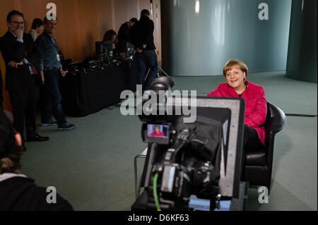 Berlin, Deutschland. 19. April 2013. Deutsche Bundeskanzlerin Angela Merkel (CDU) beteiligt sich an einem so genannten Google Hangout auf das Thema Integration im Bundeskanzleramt in Berlin, Deutschland, 19. April 2013. Foto: Dpa/STEFFEN KUGLER/Alamy Live News Stockfoto