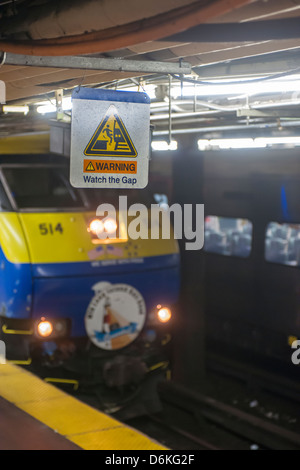 'Watch the Gap' Warnung auf der Plattform in Pennsylvania Station auf der Long Island Railroad tracks Stockfoto