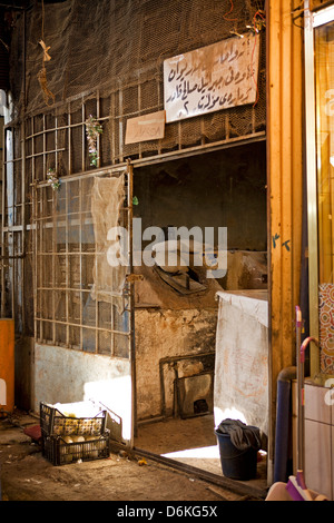 Eine Bäckerei, die traditionellen Fladenbrote produziert und Brote im Old Market (Qeyseri) Arbil, Irak. Stockfoto