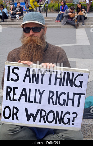 Mann mit einem Schild in Union Square Park "nichts wirklich richtig oder falsch ist?" Stockfoto