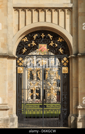 All Souls College Gateway mit kunstvollen Schmiedearbeiten auf hawksmoor's Gates in Oxford, Oxfordshire, England, Großbritannien, Großbritannien Stockfoto