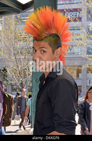 Junger Mann mit einem bunten Mohawk Haarschnitt am Union Square Park in New York City Stockfoto