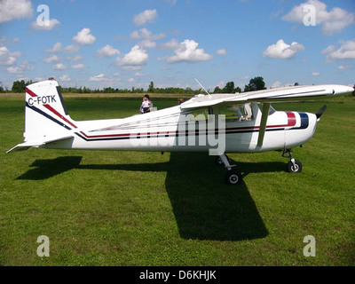 Ein Flugzeug der Cessna 150B, das als FOTK02 registriert ist, wird während des Fluges gefangen genommen. Dieses kleine, leichte Flugzeug wird häufig für Training und Freizeitfliegen verwendet. Stockfoto