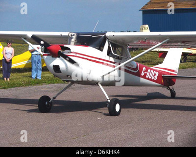 Ein Cessna 150 Heckschleppflugzeug am Boden, das während des Fluges oder der Vorbereitung für den Start erfasst wurde und seine charakteristische Heckschleppvorrichtung zeigt. Stockfoto
