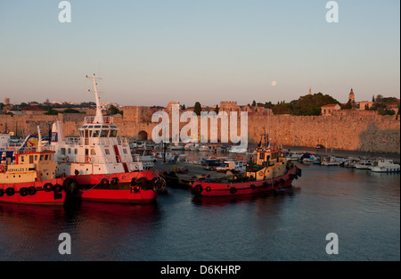 Rhodes, Greece, Blick auf den Yachthafen Marina Mandraki auf die Stadt mit den Resten der Festung Stockfoto