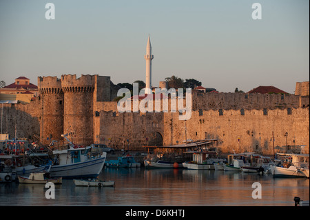 Rhodes, Greece, Blick auf den Yachthafen Marina Mandraki auf die Stadt mit den Resten der Festung Stockfoto