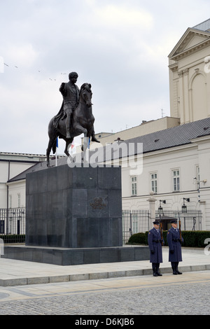 Wachablösung am polnischen Präsidentenpalast in Warschau, Polen. Stockfoto