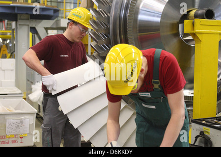 Berlin, Deutschland, Siemens-Mitarbeiter montieren klingen in einer Gasturbine Stockfoto