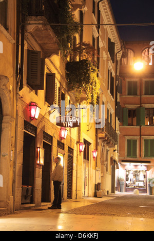 Restaurant im historischen Zentrum von Verona bei Nacht, Veneto, Italien Stockfoto