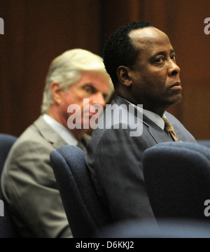 Dr. Conrad Murray der ehemalige Leibarzt des verstorbenen Sängers Michael Jackson, sitzt mit seinem Anwalt J. Michael Flanagan Stockfoto