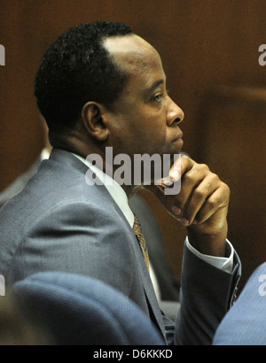 Dr. Conrad Murray der ehemalige Leibarzt des verstorbenen Sängers Michael Jackson hört während cross-Prüfung Stockfoto