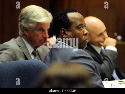 Dr. Conrad Murray der ehemalige Leibarzt des verstorbenen Sängers Michael Jackson, sitzt mit seinen Anwälten J. Michael Flanagan Stockfoto