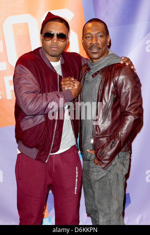 NAS aka Nasir bin Olu Dara Jones und Eddie Murphy, die zusammen auf BET '106 & Park"New York City, USA - 24.10.11 Stockfoto