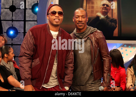 NAS aka Nasir bin Olu Dara Jones und Eddie Murphy, die zusammen auf BET '106 & Park"New York City, USA - 24.10.11 Stockfoto