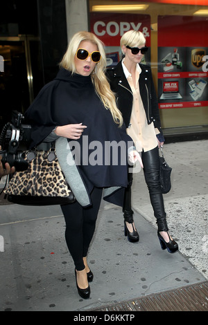 Jessica Simpson und Ashlee Simpson Jessica Simpson alle vertuscht, als sie Bergdorf Goodman mit ihrer Partnerstadt New York verlässt, Stockfoto