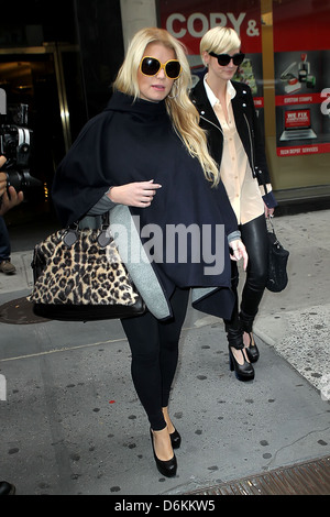 Jessica Simpson und Ashlee Simpson Jessica Simpson alle vertuscht, als sie Bergdorf Goodman mit ihrer Partnerstadt New York verlässt, Stockfoto