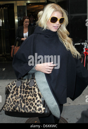 Jessica Simpson alle vertuscht, als sie mit ihrer Schwester New York City, USA - 24.10.11 Bergdorf Goodman verlässt Stockfoto