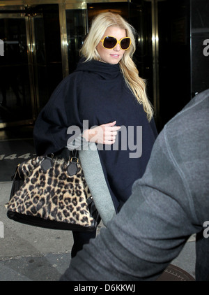 Jessica Simpson alle vertuscht, als sie mit ihrer Schwester New York City, USA - 24.10.11 Bergdorf Goodman verlässt Stockfoto