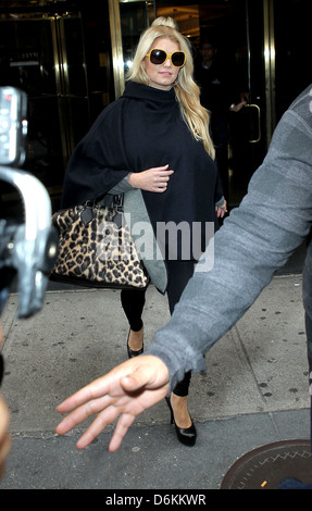 Jessica Simpson alle vertuscht, als sie mit ihrer Schwester New York City, USA - 24.10.11 Bergdorf Goodman verlässt Stockfoto