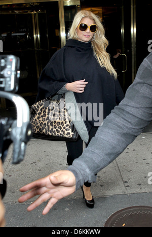 Jessica Simpson alle vertuscht, als sie mit ihrer Schwester New York City, USA - 24.10.11 Bergdorf Goodman verlässt Stockfoto