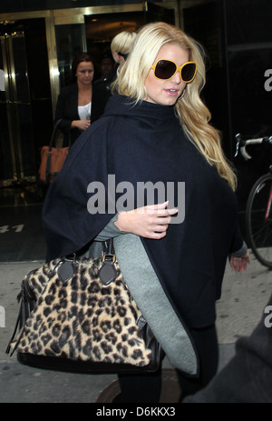 Jessica Simpson alle vertuscht, als sie mit ihrer Schwester New York City, USA - 24.10.11 Bergdorf Goodman verlässt Stockfoto