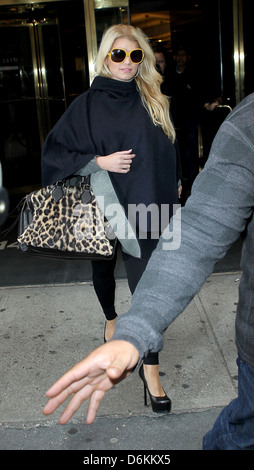 Jessica Simpson alle vertuscht, als sie mit ihrer Schwester New York City, USA - 24.10.11 Bergdorf Goodman verlässt Stockfoto