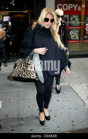 Jessica Simpson und Ashlee Simpson Jessica Simpson alle vertuscht, als sie Bergdorf Goodman mit ihrer Partnerstadt New York verlässt, Stockfoto