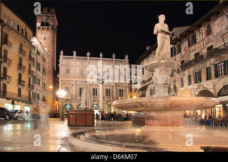 Piazza Delle Erbe in Verona bei Nacht, Veneto, Italien Stockfoto