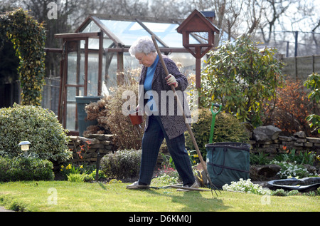 ALTE DAME ARBEITEN IN GARTEN RE ALTER GARTEN HOBBYS RENTE RENTEN WOHLFAHRT VORTEILE DEPRESSION LEBEN MEHR OUTDOOR-UK Stockfoto