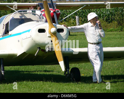 Ein Jodel D11-2 Flugzeug, registriert C-FYOR, im Flug gefangen genommen. Dieses leichte, einmotorige Flugzeug ist bekannt für seine außergewöhnliche Manövrierfähigkeit und wird häufig im Freizeitflug und in der Luftfahrt eingesetzt. Stockfoto