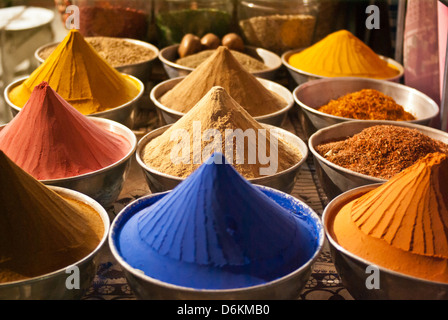 Farben und Gewürze auf den Souk. Assuan. Oberägypten Stockfoto