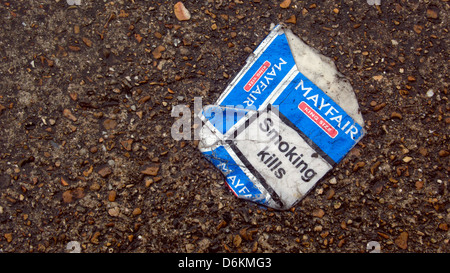 Alten ausrangierten gequetscht Zigarettenschachtel in Straße Stockfoto