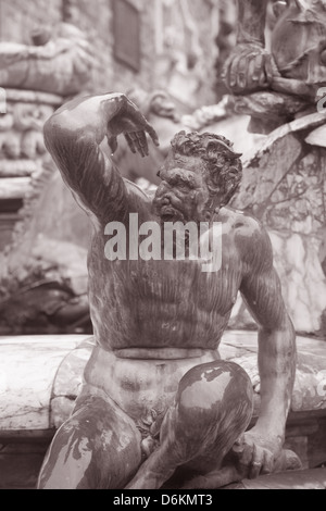Detail am Neptunbrunnen - Fontana di Nettuno von Ammannati (1565), Florenz, Italien in schwarz und weiß-Sepia-Ton Stockfoto